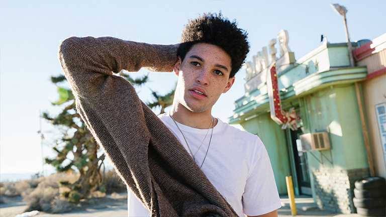 Comment Entretenir Les Cheveux Boucles Homme Astuces Cles Pour Des Boucles Douces Et Brillantes Garnier