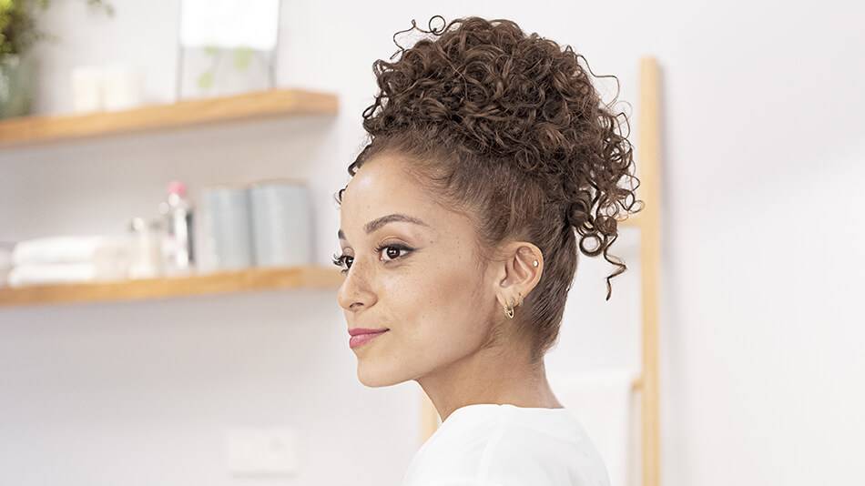 Comment Realiser 5 Styles De Coiffure Cheveux Boucles Attaches Wild Differents Pour Vos Cheveux Textures Garnier Facile à faire chignon avec cheveux crêpés pour plus de volume. coiffure cheveux
