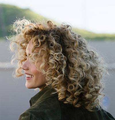 Comment Trouver La Coiffure Cheveux Boucles La Mieux Adaptee A La Longueur De Vos Cheveux A Leur Texture Et A La Forme De Votre Visage Garnier