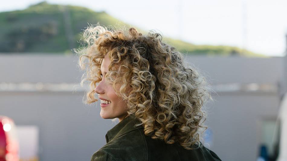 Comment Trouver La Coiffure Cheveux Boucles La Mieux Adaptee A La Longueur De Vos Cheveux A Leur Texture Et A La Forme De Votre Visage Garnier