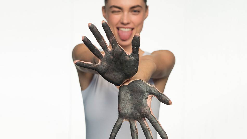 CHARCOL_HANDS-5035_DESKTOP