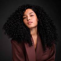 modèle avec des cheveux teints en Garnier Olia 1.0 Noir Absolu