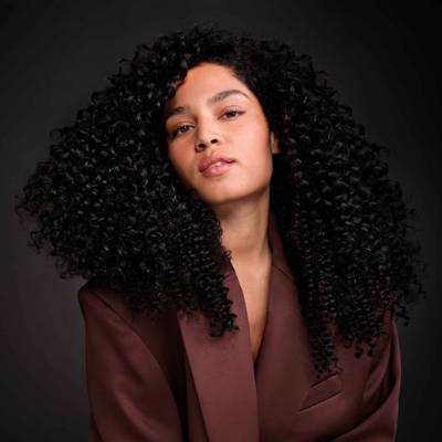 modèle avec des cheveux teints en Garnier Olia 1.0 Noir Absolu